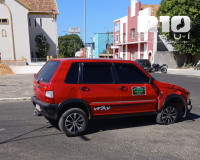 Colisão entre táxi e carro de passeio interdita via no centro de Piripiri