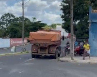 Mulher fica ferida em acidente entre moto e caminhão em Piripiri