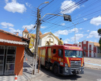 Incêndio em poste mobiliza bombeiros no centro de Piripiri