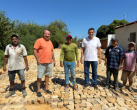 Vereador Alan Osório acompanha obras de calçamento no bairro Flor dos Campos