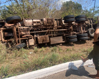Caminhão tomba após perder os freios no balão das Petecas, em Piripiri