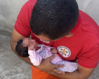 Bombeiros salvam bebê de 22 dias após engasgo