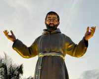 Prefeito João Arilson entrega monumento religioso de São Francisco de Assis