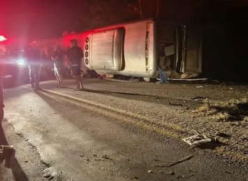 Acidente com ônibus de turismo deixa ao menos 15 mortos