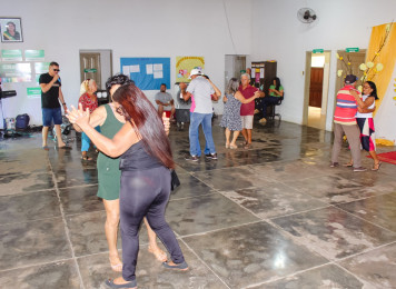 Forró do Idoso anima comunidade no CRAS I em Piripiri