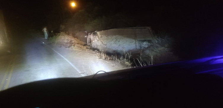 Motorista perde controle e tomba caminhão na “Curva do Inferninho”, no Piauí; dois feridos