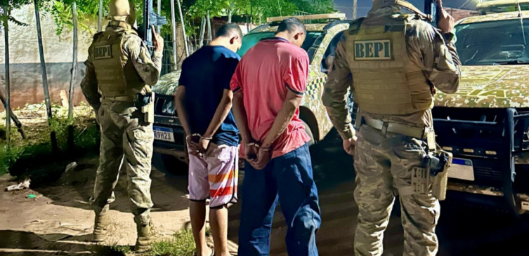 Dupla é presa com armas, drogas e motocicleta roubada dentro de casa abandonada em Teresina