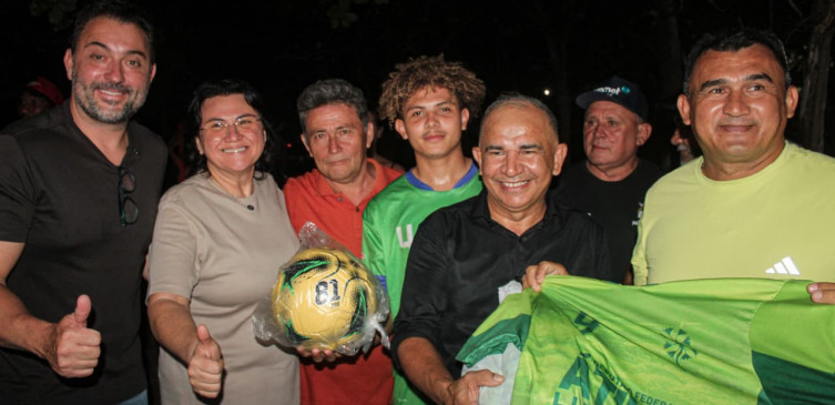Prefeitura de Piripiri apoia torneio de futebol amador com entrega de materiais esportivos
