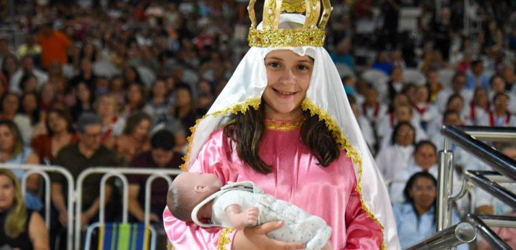 Victoria Maria encanta fiéis na última novena em Piripiri
