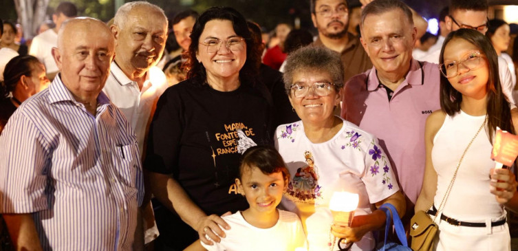 Prefeita Jôve Oliveira participa da procissão luminosa de encerramento dos festejos de Nossa Senhora
