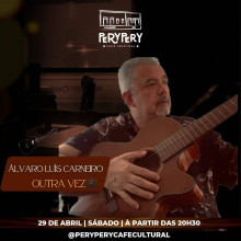 Voz e violão no Perypery Café Cultural