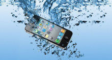 Saiba o que fazer quando o celular cai na água