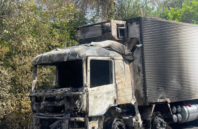 Curto-circuito provoca incêndio e destrói a cabine de um caminhão na BR-343 em Cocal de Telha