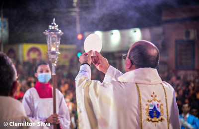 Padre Nilson de Brasileira celebra na 1ª noite da festa de Nossa Senhora dos Remédios em Piripiri