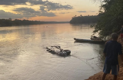 Carro cai de balsa em travessia no Rio Parnaíba e motorista escapa ileso