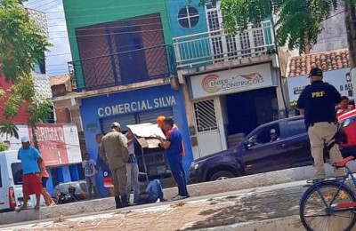 Homem morre em hospital após ser atropelado por caminhão pipa em Picos