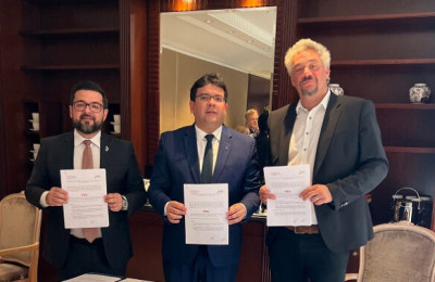 Rafael assina acordo com empresa alemã interessada em pesquisas sobre hidrogênio verde no Piauí