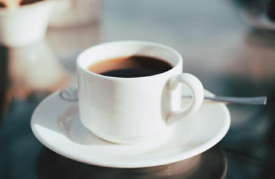 Você bebe 6 xícaras de café por dia? Isso pode ter um custo para seu cérebro