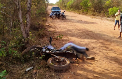 Jovem morre após colidir moto com árvore em Milton Brandão