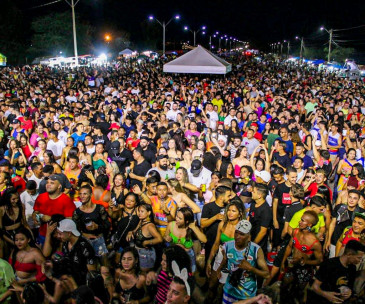 Corso atrai multidão em prévia de carnaval em Piripiri; confira fotos!