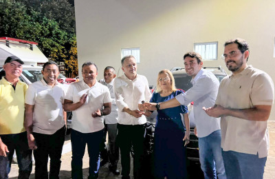 Prefeito Assis Carvalho entrega veículos e inaugura Centro de Fisioterapia em São José do Divino