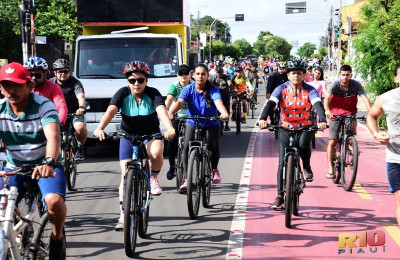 Centenas de pessoas participam do Passeio Ciclístico e Corrida pelas ruas e avenidas de Piripiri