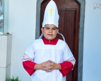 Menino de 11 anos sonha em ser padre e celebra missas em Piripiri