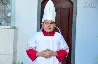 Menino de 11 anos sonha em ser padre e celebra missas em Piripiri