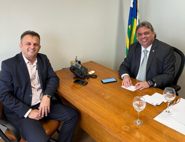Prefeito Assis Carvalho viaja a Brasília e assegura mais de R$ 300 mil para custeio da saúde