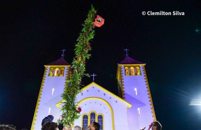 Começa a festa de Nossa Senhora dos Remédios com hasteamento da bandeira da padroeira e Santa Missa