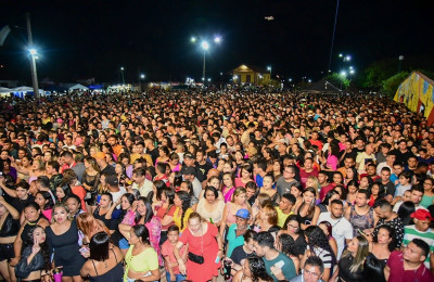 Multidão participa de shows em comemoração aos 32 anos de Brasileira