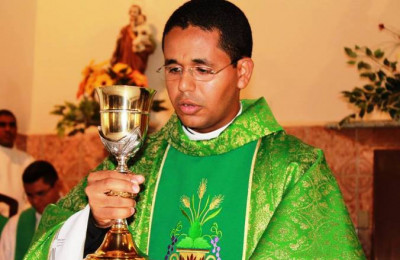 Padre envolvido em caso amoroso com jovem é demitido da Diocese de Campo Maior