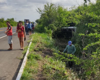Motorista tomba caminhão baú após desviar de animal em Campo Maior