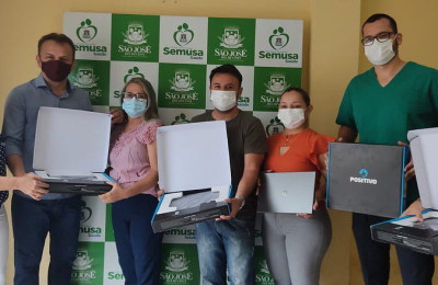 São José do Divino: prefeito Assis Carvalho faz entrega de notebooks para a Secretaria de Saúde