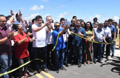 Governo inaugura obra de asfalto que dá acesso à praia Pedra do Sal