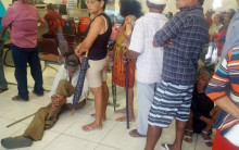 DESCASO: idosos são flagrados sentados no chão à espera de atendimento em agência bancária de Piripiri