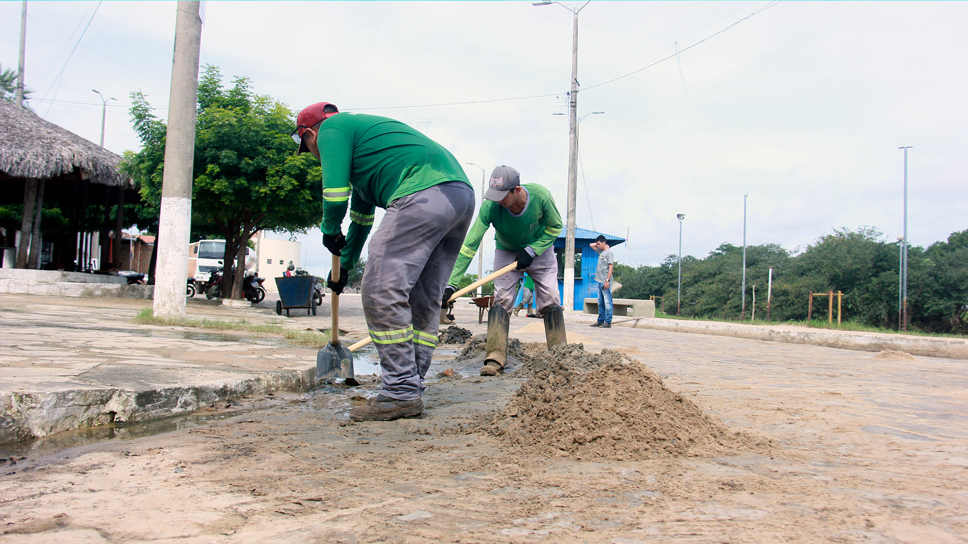 Trabalhadores executam a limpeza da Prainha